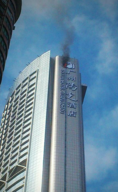 百米高楼顶上的发光字是怎样装配上去的—两千一天的工作有多危险7