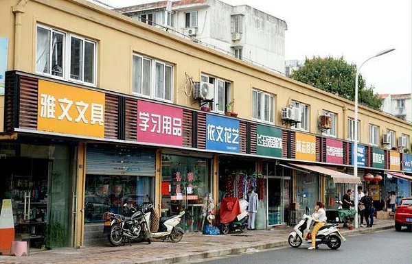 中国街头跨街广告牌有多野？瞧瞧这一些让人笑掉大牙的品牌名30